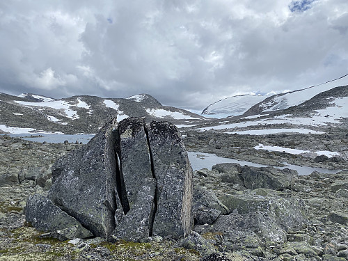 Fin klovstein like ved teltplassen