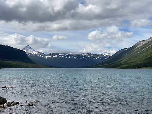 Tverrådalskyrkja ruver 1350 hm over Liavatnet