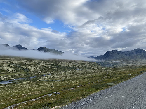 Klokka er 07 på veg innover mot Rondvassbu, og forholdene ser lovende ut til tross for litt morgenskodde