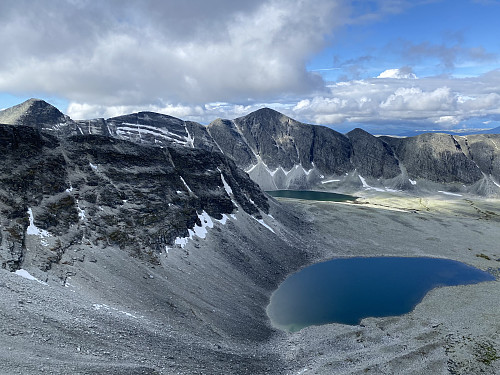 På sørryggen med flott utsikt mot Verkilsdalsbotn med Bråkdals- og Ljosåbelgen