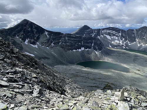 Snart oppe på toppryggen med utsikt mot Verkilsdalsbotn med Steet og Ljosåbelgen