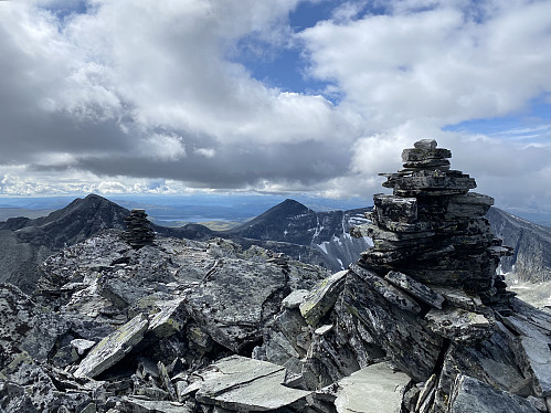 Toppvarden på celebre Trolltinden med Steet og Ljosåbelgen som bakteppe, ja med utsikt helt til Furusjøen