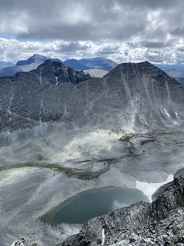 Herlig utsikt like ned i Langholet med de to smedane i bakgrunnen. Lenger bak ruver to av de virkelige kjempene i Rondane, Rondeslottet og Storronden