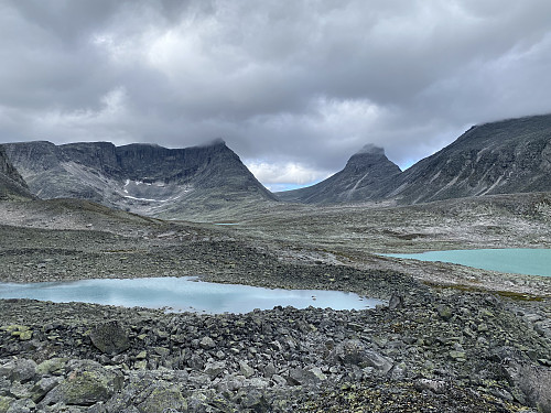 Ved bretjørna nedenfor Søre Svånåbreen mot Store Langvasstind og Larstinden