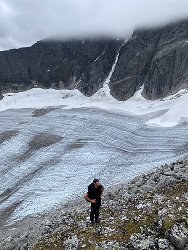 Studier av beste trase videre. Vi ser øststupet på Storstygge Svånåtind og Søre Svånåbreen i bakgrunnen