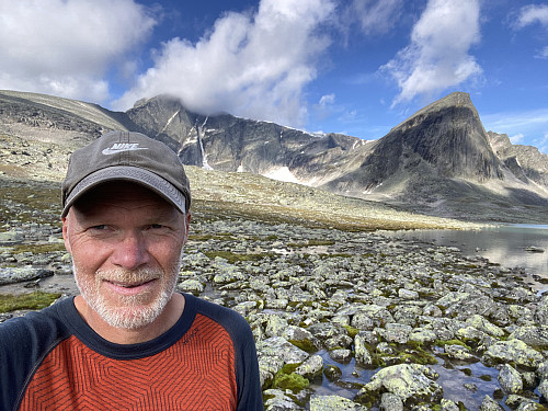 Vel over Svone og klar for østryggen mot Svånåtindmassivet