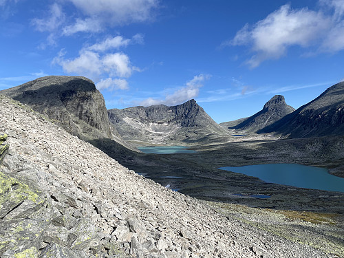 Vi vinner høyde og får flott utsikt innover Storstyggsvånådalen med Bruri, Store Langvasstind og Larstinden dominerende