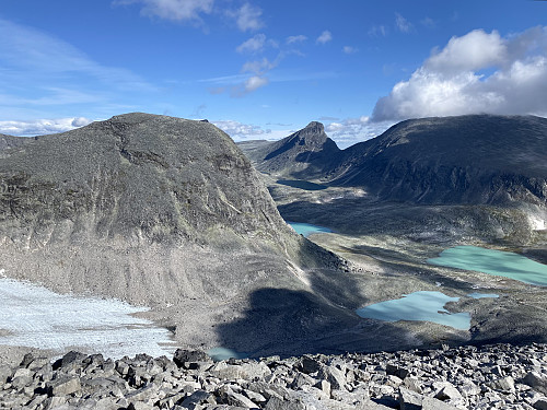 Vi vinner høyde og får stadig flottere utsikt, her med Bruri og Søre Svånåbreen i framgrunnen og Larstinden og Snøhettamassivet i bakgrunnen