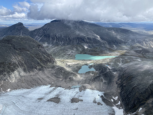 Straks på toppen av østeggen med svimlende utsikt mot Søre Svånåbreen, Storstyggsvånådalen og Snøhettamassivet