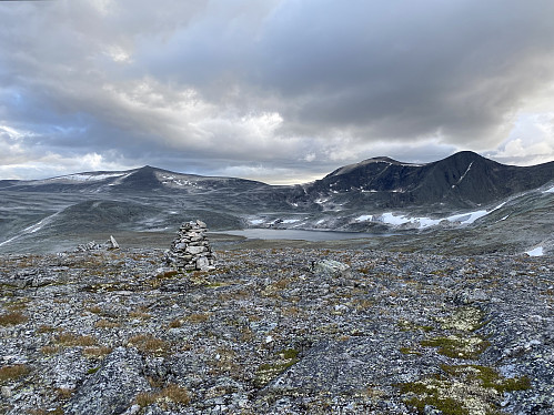 På Inste Svånåkollen med flott utsikt mot Fisketjørna og Skredahøene