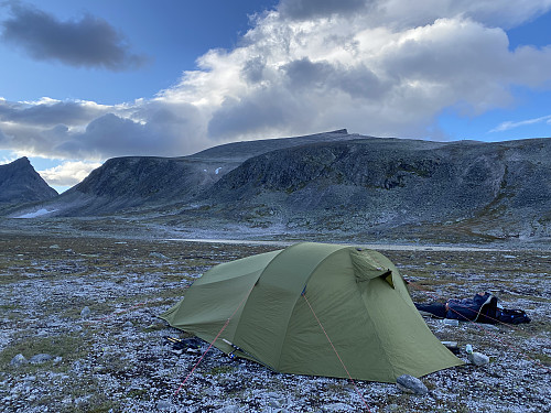 Tilbake på teltplassen er både vesttoppen og stortoppen på Snøhetta klare