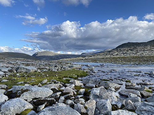 Idyll ved utløpet av 1499-tjørna (Heimste Storstyggsvånådalstjørna)