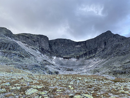 Mot bassenget under Store Langvasstind øverst i Storstyggsvånådalen. Her er det tre slike, hvor Nordre Svånåbreen fortsatt ligger i det sørligste, mens de andre er breløse. Vi kom ned fra Søre Langvasstind langs ryggen til venstre i bildet