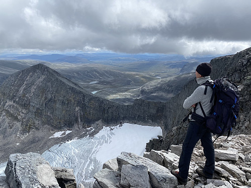 Mot Nordre Svånåbreen og Bruri med hammeren som skiller den fra Svånåtindmassivet
