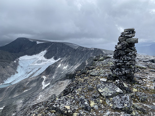 På Vestre (V1) Langvasstind med tilbakeblikk mot Svånåtindmassivet. Vi har brukt snaut 3 ½ timer hit fra Storstygge Svånåtinden med to pauser