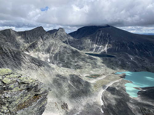 Mot bassenget øverst i Storstyggsvånådalen. Vi ser nedstigningen vi tenker å ta fra Søre Langvasstind nærmest med Store Langvasstind, Larstinden og Snøhettamassivet som bakteppe