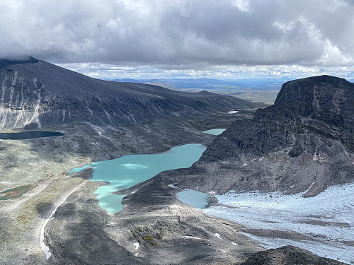 Fra samme sted mot Ytste- og Heimste Storstyggsvånådalstjørna og Nordre Svånåbreen under Bruri. Det er ikke vanskelig å forestille seg hvor stor breen må ha vært i sine velmaktsdager!