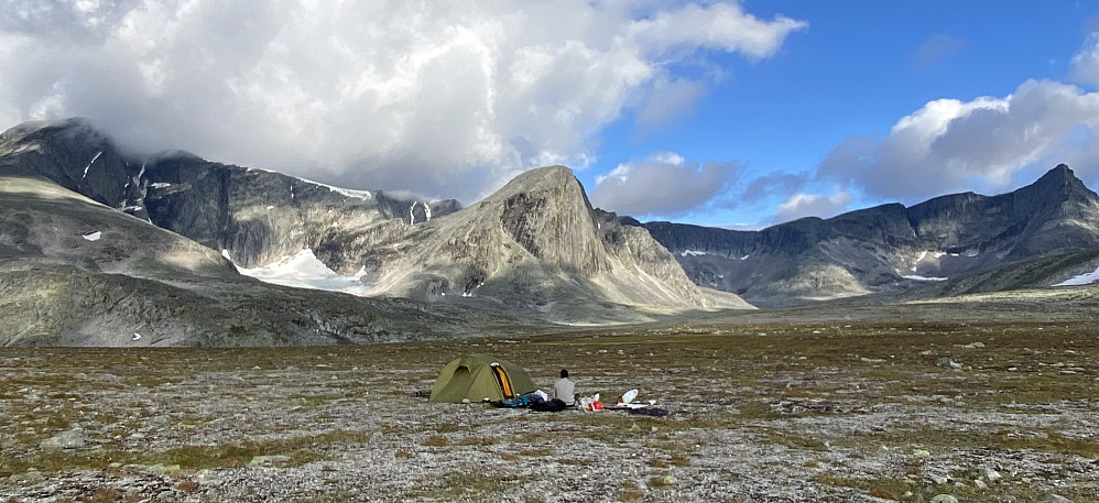 Panorama av dagens langtur fra Storstygge Svånåtind til Store Langvasstind, i praksis en flott "dans rundt Bruri!"