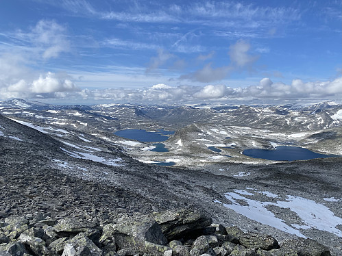 Jeg vinner høyde opp mot sadelen sør for turmålet, her med tilbakeblikk mot Breidalsvatnet og Rasmustjørna. Helt til venstre i bildet troner høyreiste Liabrekulen