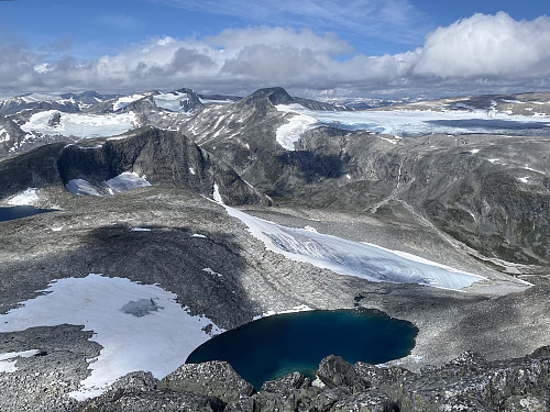 Oppe på sørvestryggen med herlig utsikt ned i Vesledalen med Trulsbu, samt mot Vesledalstinden, Holåbreen og -tindane