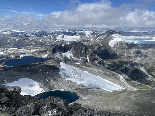 Herlig utsikt ned i Vesledalen med Trulsbu, samt mot Vesledalstinden, Holåbreen og -tindane. Ned til Trulsbu i dalbunnen er det 800 hm