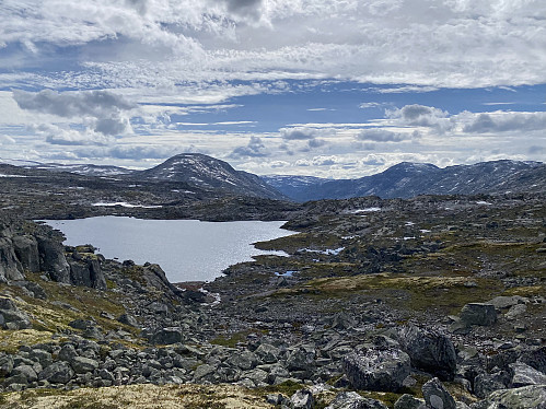Mot 1311-tjørna og Middalen, og det er bare ½ time igjen til bilen. Den dominerende toppen er Vetledalsnosi