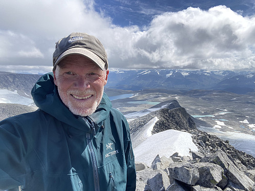 Fornøyd på Vestre Hestbrepiggen med Utløyparen og Jotunheimen som bakteppe!