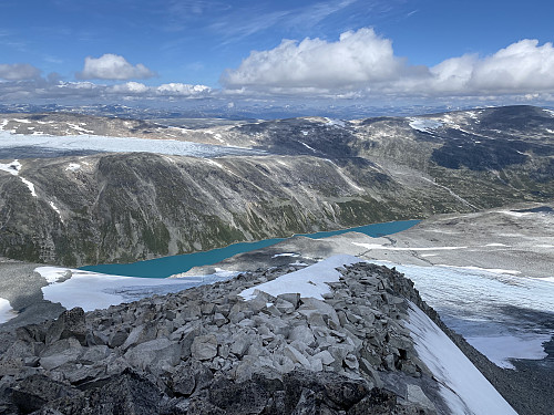 Fra samme sted mot Lundadalsvatnet og den østlige delen av Holåbreen