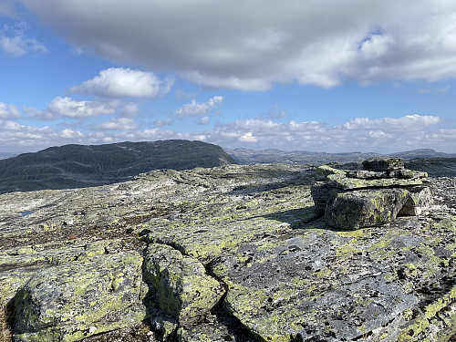 På toppen med Trollaskeinuten og Fitjanuten som bakteppe