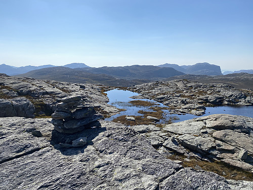På Prammafjellet med Krunefjell nærast og Heiahodnet og Reinaknuten i horisonten
