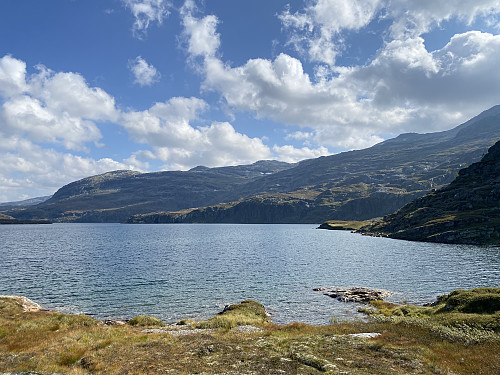 Eit kvarters tid frå demninga, på veg mot Heimrevika. Turmålet ligg oppe til høgre for dei to snøfennene midt i bildet