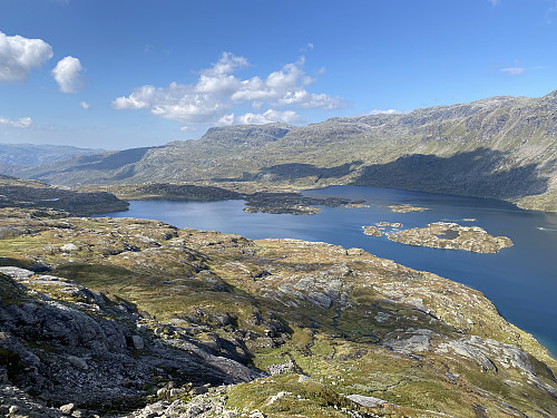 Overblikk over Finnabuvatnet ein times tid etter turstart