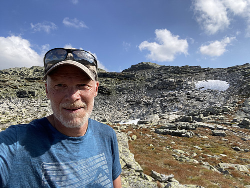 Straks på ryggen mot den første fortoppen til venstre for skardet. Fortoppen dannar bakgrunn