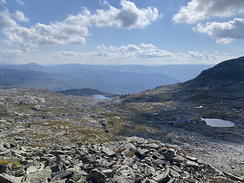 På den første fortoppen med flott utsikt austover i Suldal. Me ser først ned Flesekvelvane og brekket mot Kvanndalen, så det som må vera Austra Brødsruva og Skyvassnuten til venstre