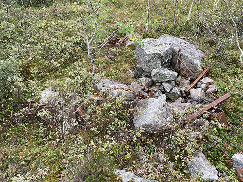 Tungt utstyr frå bygginga av demninga under krigen