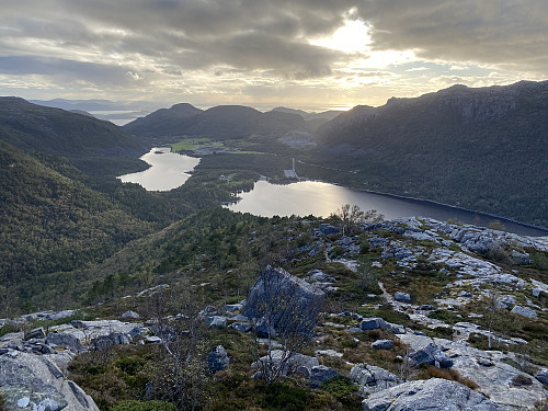 Frå om lag same staden mot Foreneset med Liarvatnet og Dalavatnet