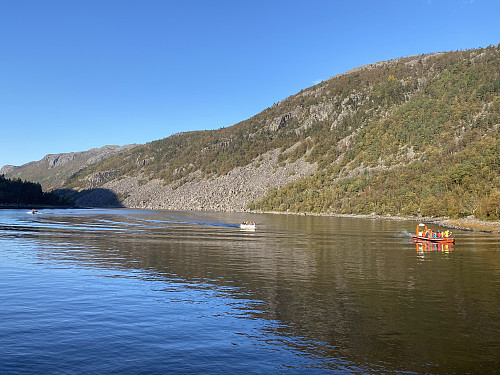 Båtar i skytteltrafikk over Liarvatnet, både hytteeigarar og Norsk Folkehjelp