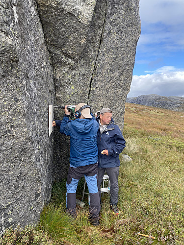 Kyndig montasje på kampesteinen