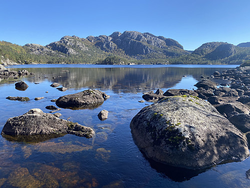 Ved utløpet av Holmavatnet mot ruvande Liaknuten