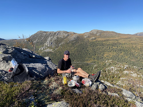 Mat- og kaffipause på Knausane med Krunefjell og Bergeheia som bakteppe
