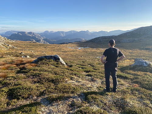 I Ølskar på veg mot Krunefjell med tallause toppar i Jørpelandsheia som bakteppe