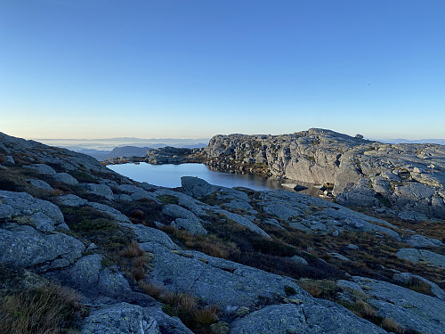Tjødna oppunder toppen av Krunefjell