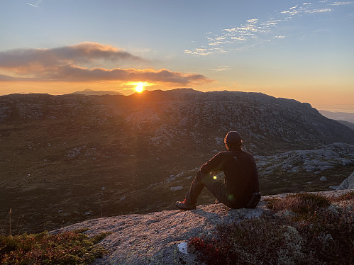 Solnedgang over Krunefjell sett frå Bergeheia