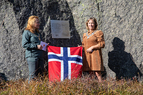 Avduking ved ordførarane i Hjelmeland og Strand