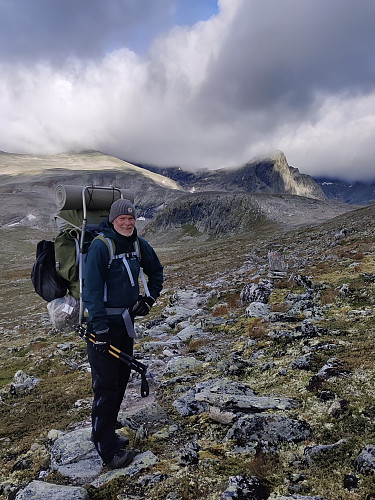 Retur til Snøheim og takk for denne gang! Inste Svånåkollen og Bruri danner nå velkjent bakgrunn for oss