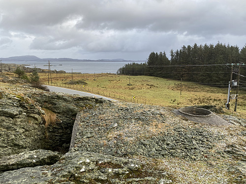 Bunker heilt sør ved Austre Karmøyveg. Boknafjellet dannar kjennesleg bakgrunn