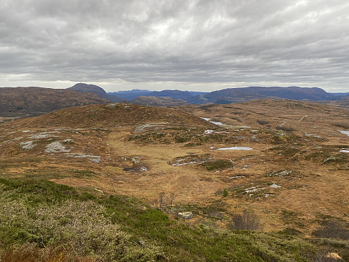 Eg er oppe på om lag 600moh og får fint tilbakeblikk mot Ongelsvatnet og Hest til høgre. I bakgrunnen dominerer Lysenuten (den ytre) og Døldarheia