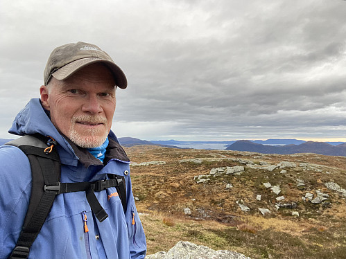 Fornøgd på Steinfjellet før regnet kjem innover. I bakgrunnen er Børkjenesnuten og Siggjo kjenneslege
