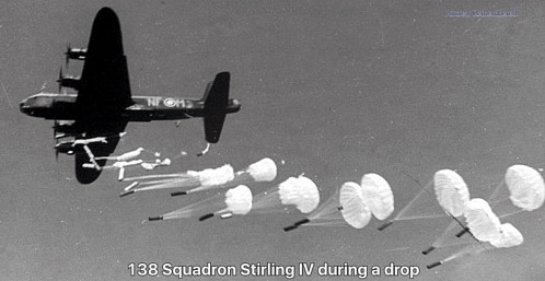 Containerslepp med søsterflyet Stirling 'M' frå 138 Squadron ved Tempsford. Som me ser kom alle containerane ned tilnærma samtidig for å unngå at dei vart spreidde over eit stort område