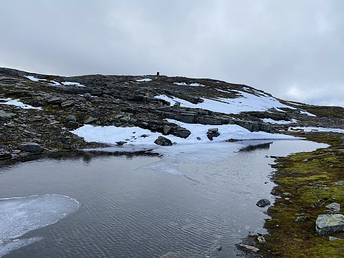 Straks på toppen av Histeinsnuten der det ligger igjen litt snørester